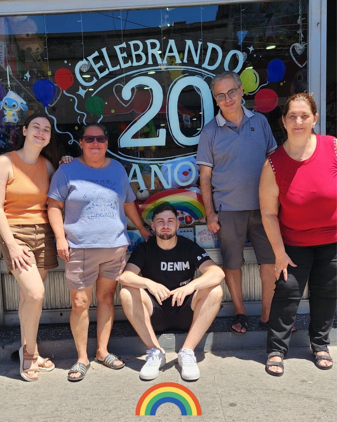 El equipo de Librería Arcoíris celebrando los 20 años del local en el barrio