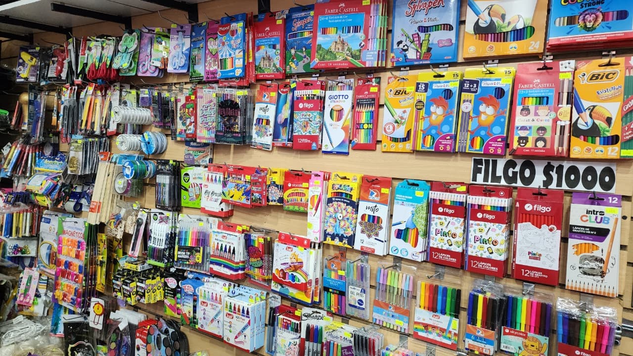 Góndola de útiles escolares en Arcoíris: lápices de colores Filgo, Faber-Castell y BIC, marcadores y más