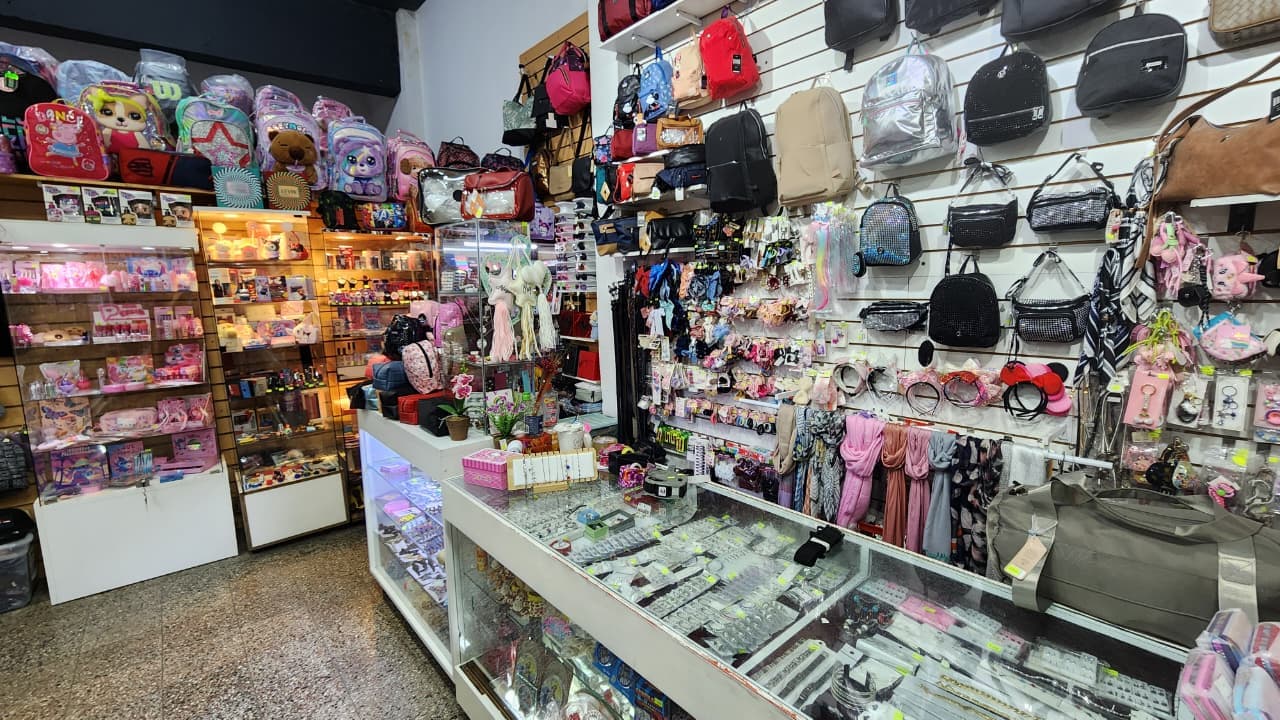 Sector de accesorios de Arcoíris: carteras, mochilas, bijouterie y accesorios para el pelo