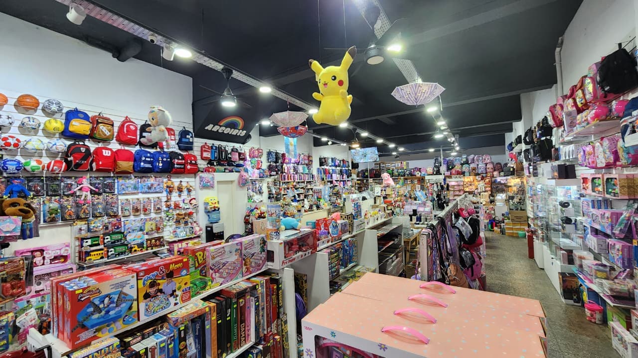 Interior de Librería Arcoíris en Lanús Este, con mochilas, juegos de mesa y juguetes